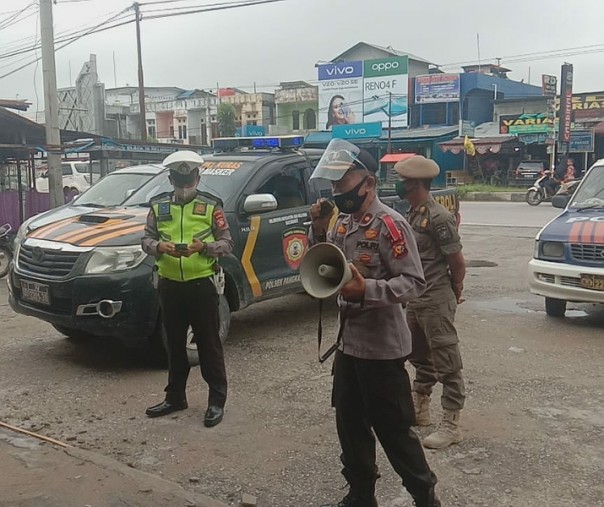 Kapolsek Pangkalan Kuras Kompol Ahmad saat memimpin Operasi Yustisi, Selasa (3/11/2020). Foto: Istimewa.