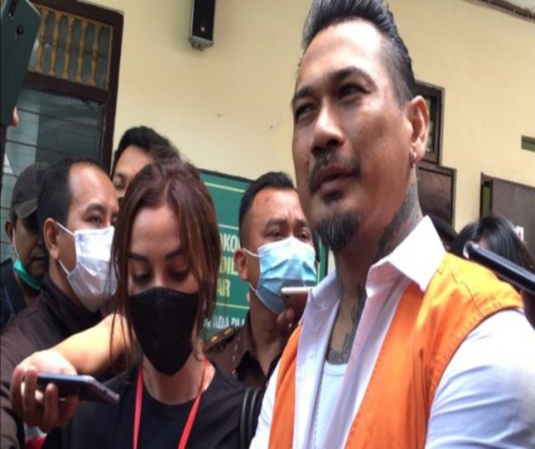 Nora saat mendampingi Jerinx di PN Denpasar (Foto: Istimewa/Denita-kumparan)