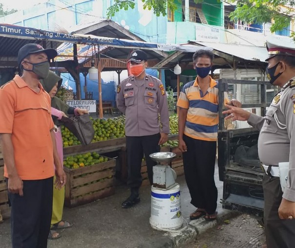 Seorang warga Pangkalan Kerinci, Kabupaten Pelalawan, terjaring Operasi Yustisi di Jalan Lintas Timur Sumatera, Rabu (4/11/2020). Foto: Istimewa.