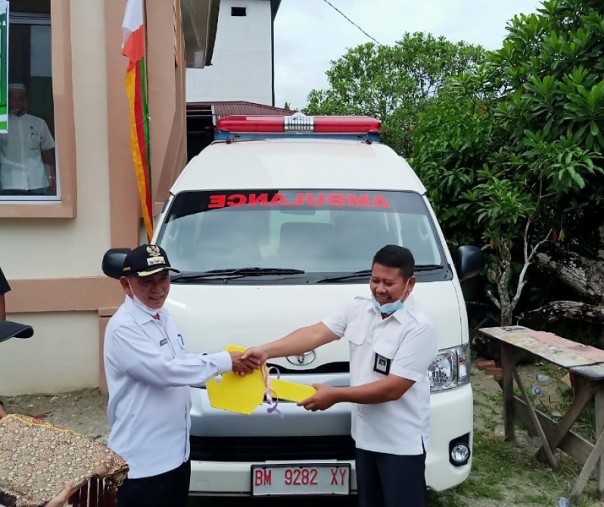 Bupati Pelalawan Harris menyerahkan bantuan ambulans ke perwakilan Poskesdes di Kelurahan Teluk Meranti, Rabu (4/11/2020). Foto: Istimewa.