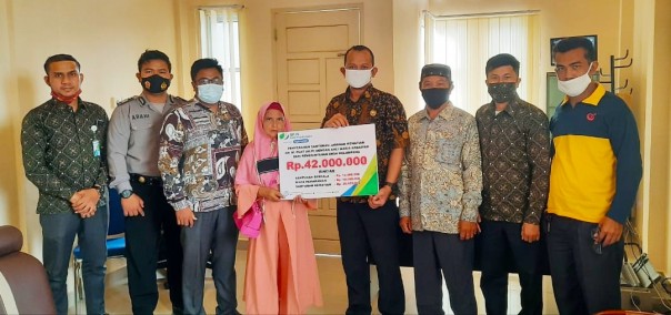 Kadis PMD Inhil bersama Kepala KCP BP Jamsostek dan ahli waris almarhum M. Puad