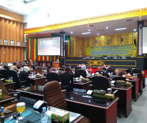 Rapat paripurna DPRD Pekanbaru dengan agenda jawaban pemerintah terhadap pandangan umum fraksi tentang tujuh ranperda yang diajukan Pemko Pekanbaru, Kamis (5/11/2020). Foto: Surya/Riau1.