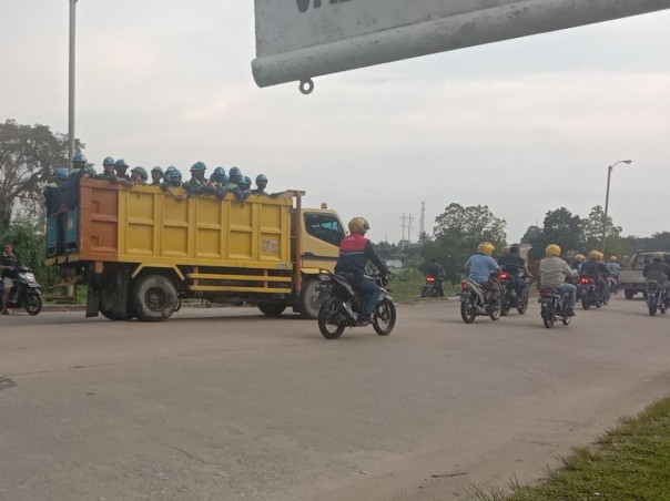 Pekerja kontrak IKPP diangkut dengan truk bak terbuka