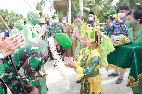 Danrem 031/Wirabima disambut saat tiba di Koramil 12 Batang Tuaka