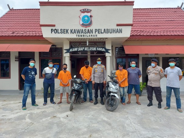 Ketiga pelaku dengan barang bukti saat diamankan di Polsek KSKP Tembilahan