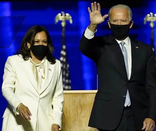 Presiden terpilih Joe Biden (kanan) bersama Wakil Presiden terpilih Kamala Harris (kiri) saat menyampaikan pidato kemenangan Pilpres AS 2020 di Wilmington, Delaware, Amerika Serikat (Foto: Istimewa/internet)