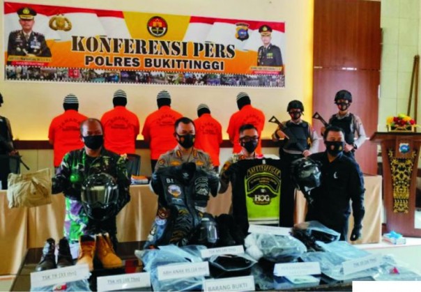 Polisi Limpahkan Berkas Penganiayaan Anggota TNI oleh 5 Anggota HOG ke Kajari Bukittinggi