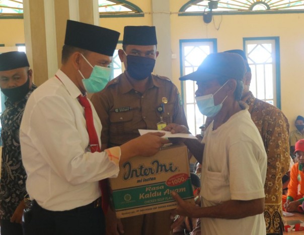 Pjs Bupati Indra serahkan secara langsung zakat tahap IV di Kecamatan Bungaraya