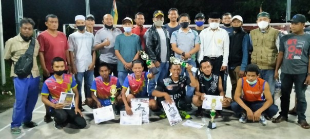 Usai penyerahan piala