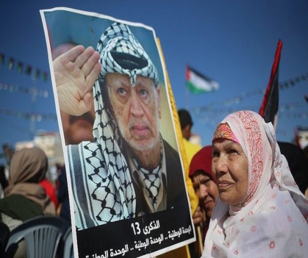 Warga Palestina membawa foto mantan pemimpin mereka Yasser Arafat (Foto: Istimewa/internet)