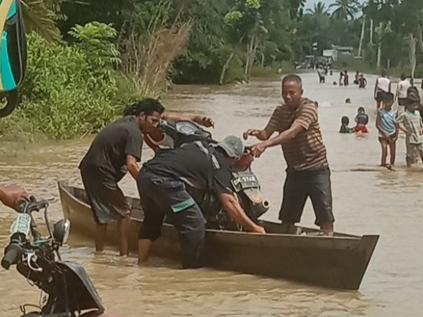 Kondisi terkini jalan penghubung antara Desa Bandar Padang dan Desa Beligan yang tergenang air akibat meluapnya Sungai Cenaku