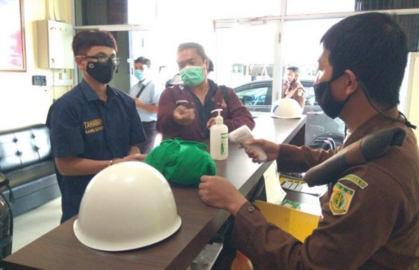 Tersangka Asan alias Tan saat tiba di kantor Kejari Bintan (Suryakepri.com/Muhammad Bunga Ashab)