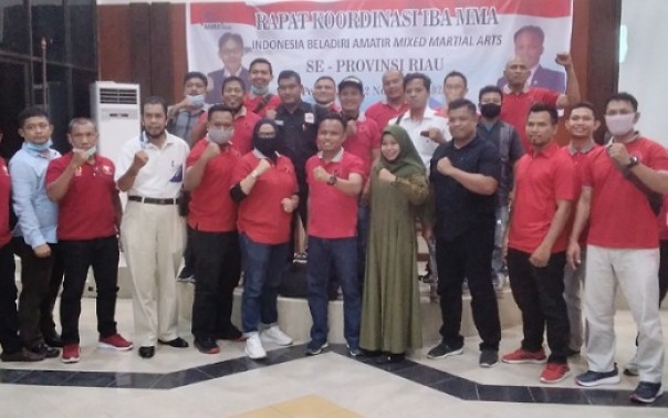 Ketua Pengprov IBA MMA Riau, Anis Murzil bersama jajaran pengcab kabupaten/kota (foto: barkah/riau1.com)