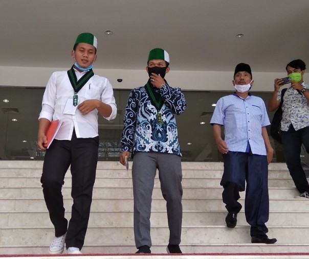 Pengurus HMI Riau-Kepri mendampingi Andi Eko (kanan) usai dimintai keterangan oleh tim Aswas Kejati Riau, Jumat (13/11/2020). Foto: Surya/Riau1.