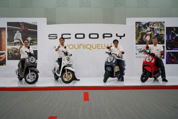 (Kiri-Kanan) Direktur Marketing AHM – Thomas Wijaya, President Director AHM – Keiichi Yasuda, Executive Vice President Director AHM – Johannes Loman dan Marketing Director AHM- Mutsuo Usui memperkenalkan All New Honda Scoopy melalui virtual launching yang dilakukan secara langsung di AHM-Safety Ridi