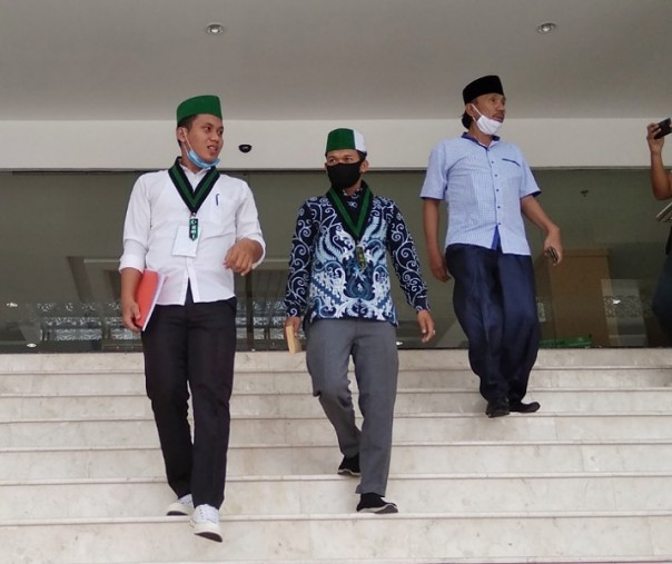 Ketua Umum Badko HMI Riau Kepri Sahrin (tengah) usai mendampingi Andi Eko di Gedung Kejati Riau, Jumat (13/11/2020). Foto: Surya/Riau1.