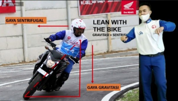 Instruktur Safety Riding Capella Honda Riau, Arif Rahman Hakim saat memberikan pemaparan dalam webinar safety riding