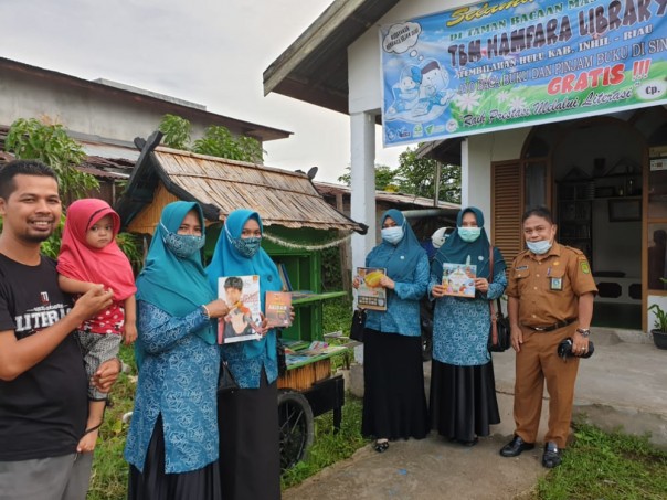 Tim Pokja II TP PKK Inhil saat mengunjungi TBM Hamfara Library