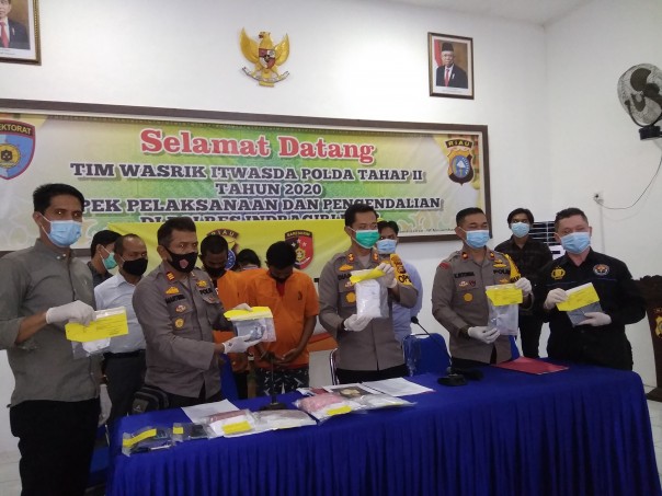 Kapolres Inhil menunjukkan barang bukti sabu dan ekstasi