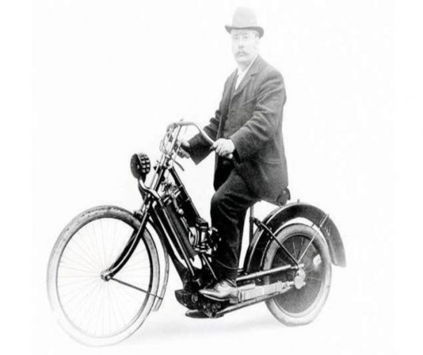  John Potter dan sepeda motornya (Foto: Istimewa/internet)