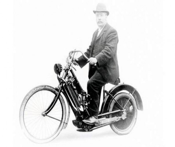 John Potter dan sepeda motornya (Foto: Istimewa/internet)