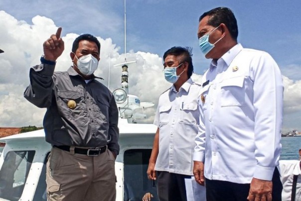 Pjs Gubernur Kepri saat meninjau titik-titik lokasi untuk menyambungkan Jembatan Batam-Bintan