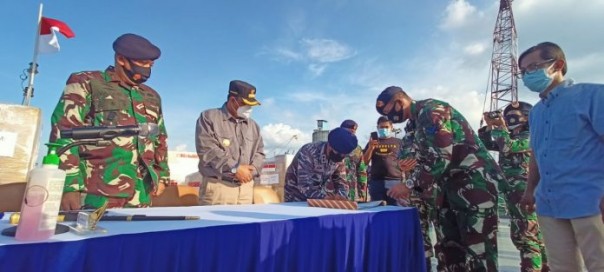 Komandan kapal KRI Semarang menandatangani serah terima bantuan alkes dari temasek foundation ke pemerintah Provinsi Kepri.(suryakepri.com/ist)