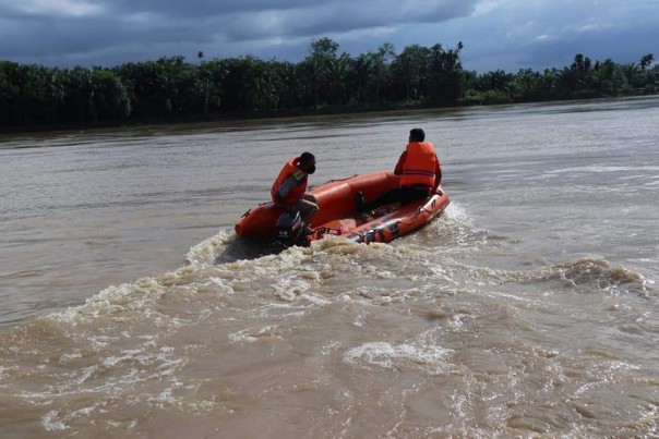 Menggunakan perahu karet, Tim SAR terus berupaya mencari jasad korban, Jamhari yang tewas tenggelam di Sungai Indragiri sejak Selasa 17 November 2020 kemarin