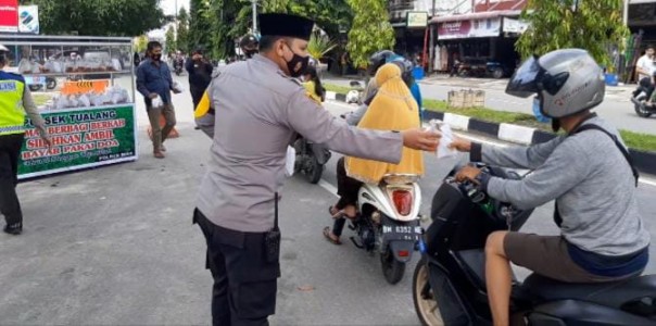 Kapolsek Tualang, AKP Faizal Ramzani SH SIK MH, memberikan imbauan kepada para pengendara sepeda motor, dan memberikan nasi gratis dalam giat Jum'at barokah, Jum'at 20 November 2020 di depan Mapolsek Tualang.