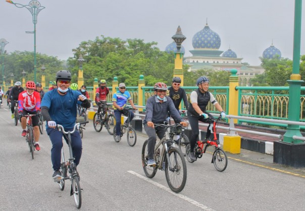 Kapolda Riau saat gowes keliling Siak