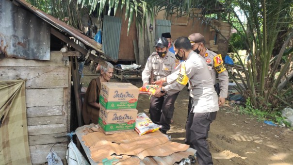 Wakapolres Inhu Kompol Zulfa Renaldo memberikan paket Sembako kepada Moman Kasih