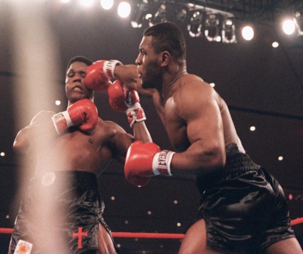 Mike Tyson vs Trevor Berbick (Foto: Istimewa/internet)