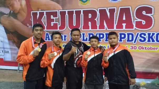 Pelatih Gulat PPLP Riau, Yudha Setia Nugraha bersama sejumlah atlet gulat PPLP Riau