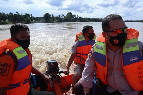 Tim SAR gabungan terus berupaya mencari jasad korban, Jamhuri, seorang nelayan yang tenggelam di Sungai Indragiri.