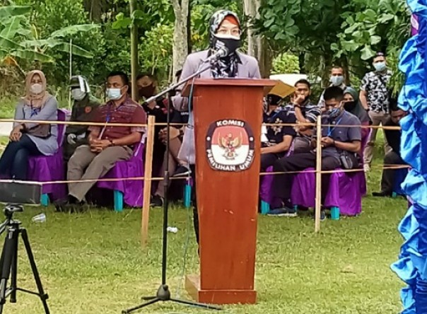 Ketua KPU Inhu, Yenni Mairida SE MM menyampaikan kata sambutan dalam acara simulasi pemungutan dan penghitungan suara serta penggunaan Sirekap