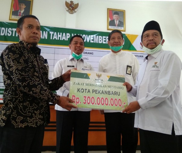 Baznas Riau menyalurkan uang zakat Rp300 juta ke Pemko Pekanbaru, beberapa hari lalu. Foto: Surya/Riau1.