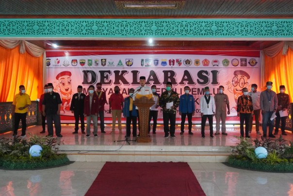 Deklarasi Masyarakat Peduli Pemilu Anti Money Politic Provinsi Riau dilaksanakan di Balai Seminai Pangkalan Kerinci, Kabupaten Pelalawan