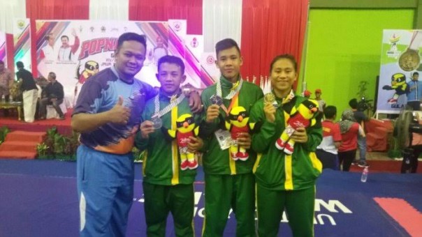 Pelatih Gulat PPLP Riau, Yudha Setia Nugraha bersama sejumlah atlet gulat PPLP Riau