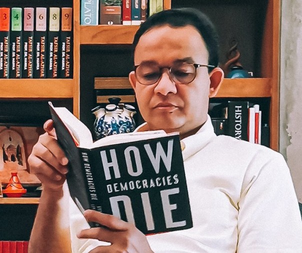 Gubernur DKI Anies Baswedan tengah membaca buku How Democracies Die (Foto: Istimewa/Twitter @aniesbaswedan)