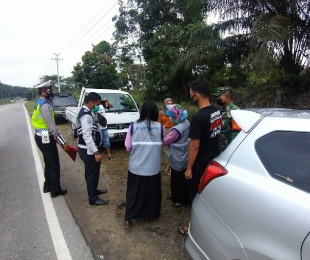 Petugas Polsek Bandar Sei Kijang bersama tim gabungan saat menggelar razia masker di Jalan Lintas Timur Sumatera, Jumat (20/11/2020). Foto: Istimewa.