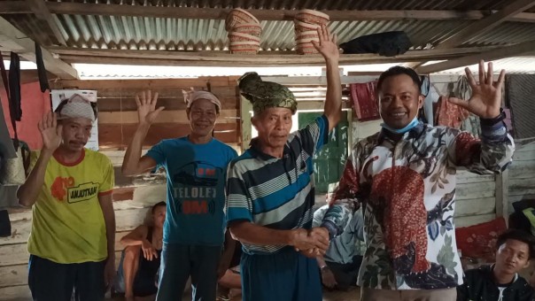 Dodi Irawan (kanan) bersama Mangku Adat, Langka (dua kanan) beserta masyarakat adat Talang Mamak (kiri) foto bersama usai menyematkan Tanjak kehormatan.