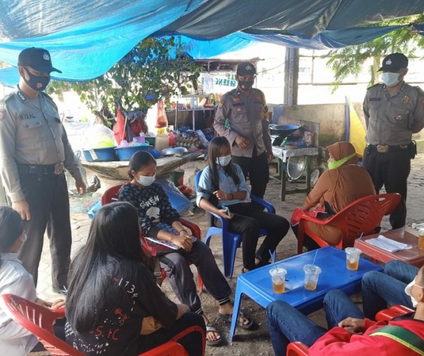 Personel Polsek Pangkalan Kerinci saat Operasi Yustisi di sebuah warung, Senin (23/11/2020). Foto: Istimewa.