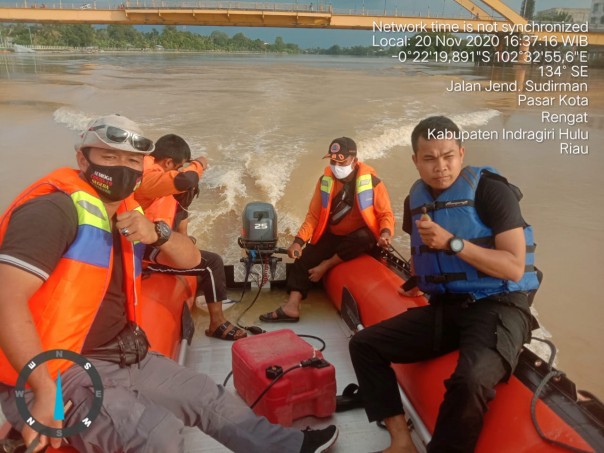 Tim SAR gabungan melakukan pencarian jasad korban nelayan yang tenggelam di Sungai Indragiri. Tim menghentikan proses pencarian pada Sabtu 21 November 2020.