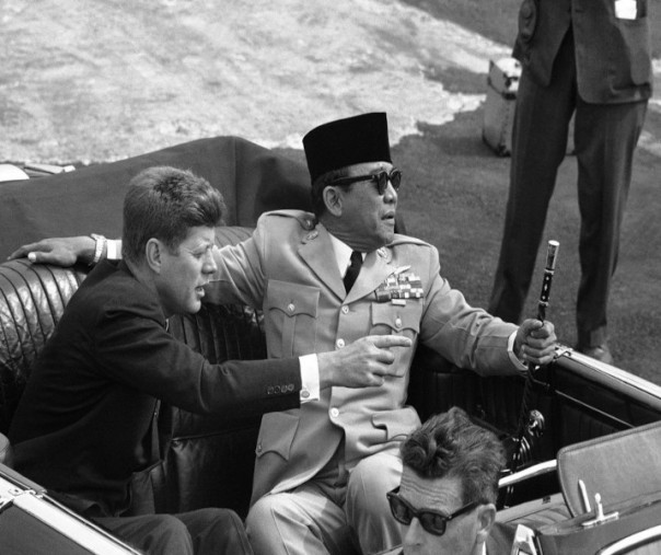 Presiden Amerika Serikat John F. Kennedy dan Presiden RI Soekarno (Foto: Istimewa/internet)