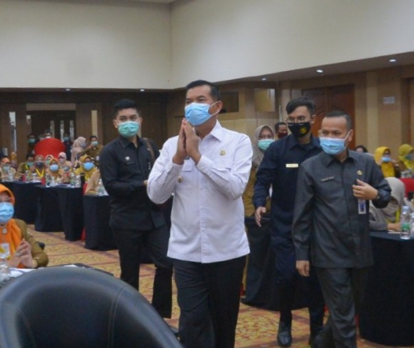 Wali Kota Pekanbaru Firdaus saat menghadiri Bimbingan Teknis Penggunaan Dana BOS di Hotel Furaya, Selasa (24/11/2020). Foto: Humas Pemko Pekanbaru.