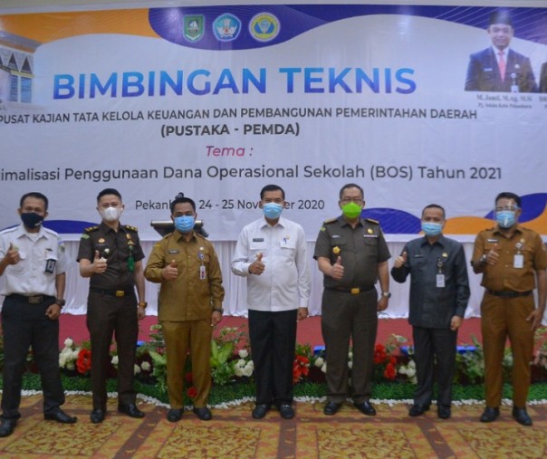 Wali Kota Pekanbaru Firdaus (tengah) menghadiri kegiatan Bimtek Penggunaan Dana BOS di Hotel Furaya, Selasa (24/11/2020). Foto: Humas Pemko Pekanbaru.