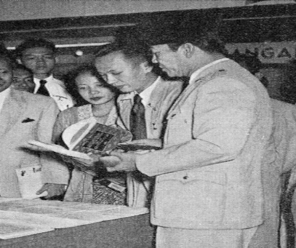 Bung Karno membaca buku (Foto: Istimewa/internet)