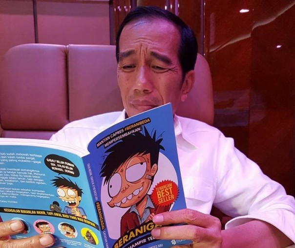 Jokowi membaca komik Si Juki (Foto: Istimewa/internet)