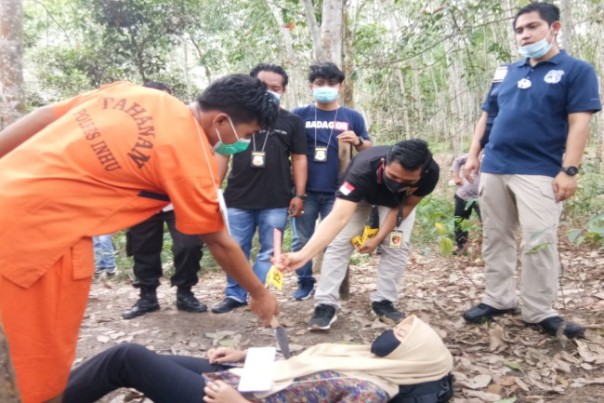 Sat Reskrim Polres Inhu menggelar rekotruksi pembunuhan oleh kekasihnya sendiri di Desa Batu Gajah, Rabu 25 November 2020.