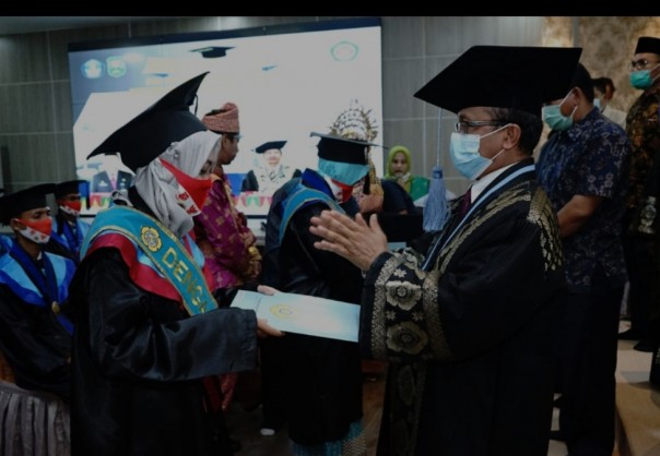 Wisuda AKN